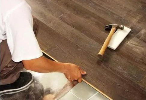 地面翻新之木地板能否直接铺在瓷砖上？有哪些注意事项？